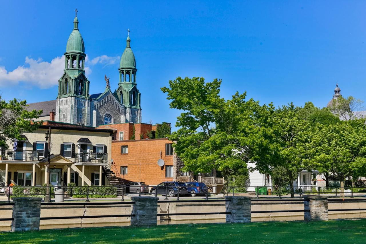 Free Parking In Beautiful Lachine Монреал Екстериор снимка