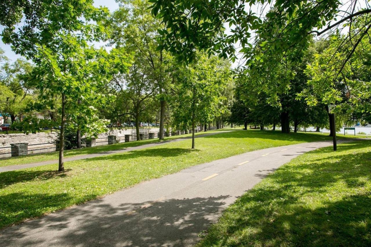 Free Parking In Beautiful Lachine Монреал Екстериор снимка