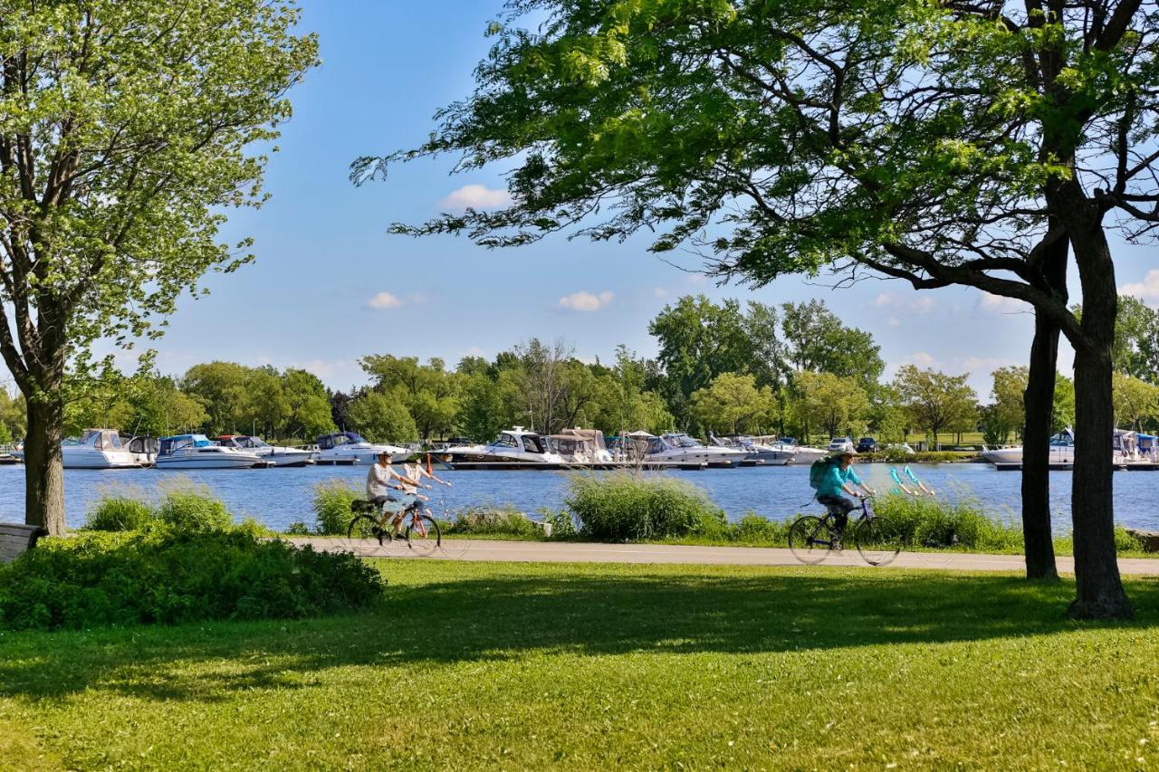 Free Parking In Beautiful Lachine Монреал Екстериор снимка